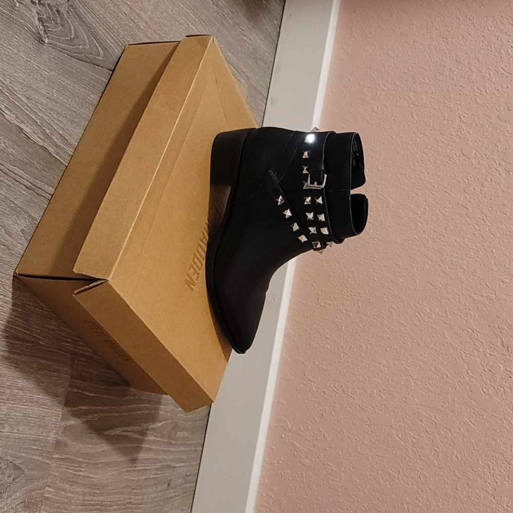 I am selling these booties they're like new very